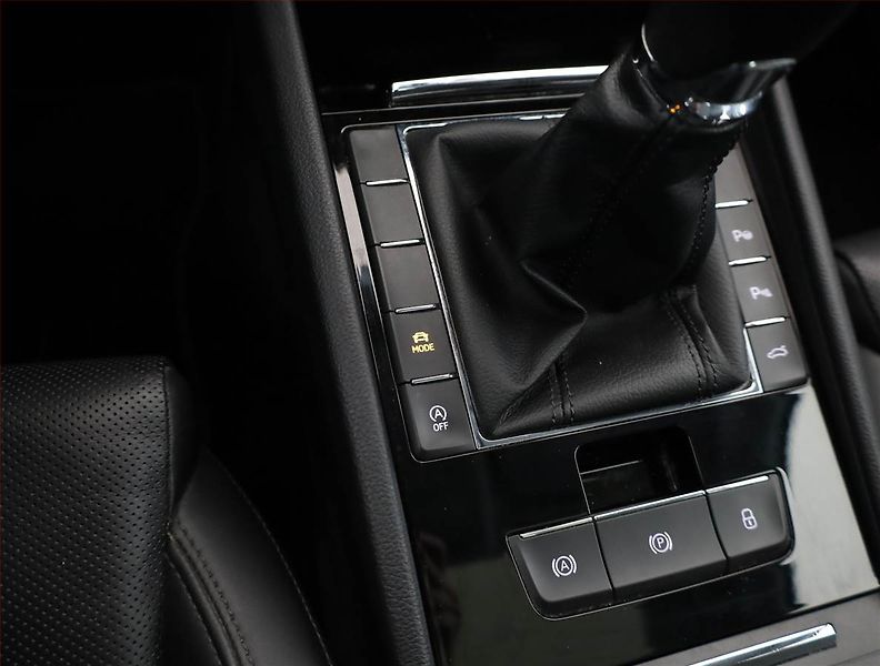 Škoda Superb (2017) Laurin&Klement 1.8 TSI, Kůže - fotka 12 z 21