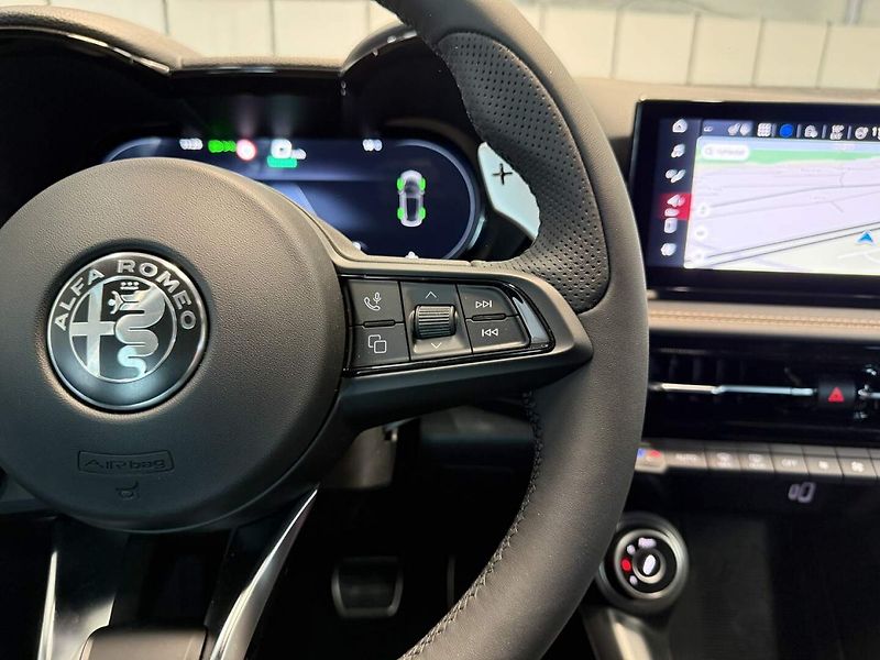 Alfa Romeo Tonale (2026) Veloce 1.5 Turbo Ibrida 175 TC - fotka 9 z 24