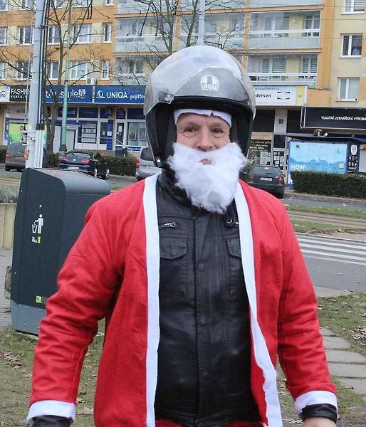 Konvoj motorkářů převlečených za Santa Clause již pošesté projel centrem města Mostu. Na snímku je nádherně vyzdobený 