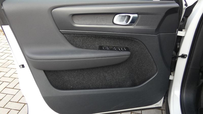 Volvo XC40 T2 FWD Momentum Auto - fotka 8 z 20