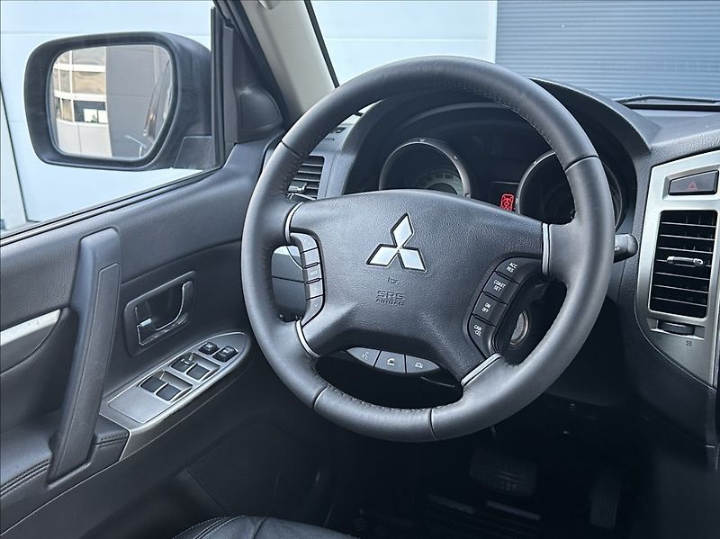 Mitsubishi Pajero 3,2 DI-D 190PS  Instyle-7 4x4 - fotka 23 z 54