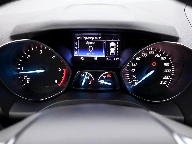 Ford Kuga 2,0 TDCi 132kW 4x4 Titanium - fotka 18 z 35