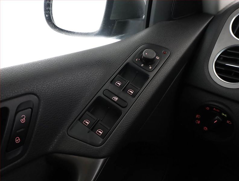 Volkswagen Tiguan (2009) 2.0 TSI, 4X4, Automat, Navi - fotka 17 z 18