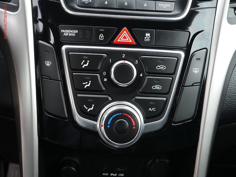 Hyundai i30 (2012) 1.4 i, ČR, AC - fotka 13 z 16