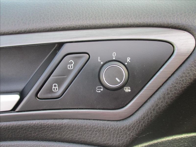 Volkswagen Golf 1,0 TSI,klima,Apple/Android - fotka 24 z 28