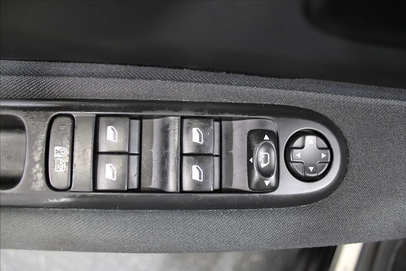 Peugeot 5008 2,0 HDI 120kW 7 míst - fotka 13 z 32