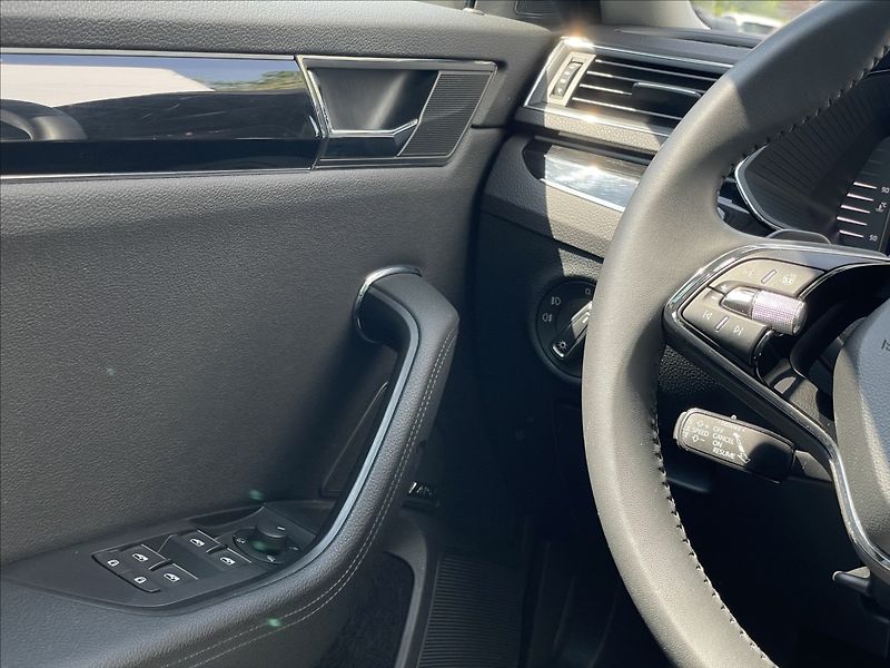 Škoda Superb 2,0 DSG 4x4 L&K LEDmatrix+360° - fotka 14 z 25