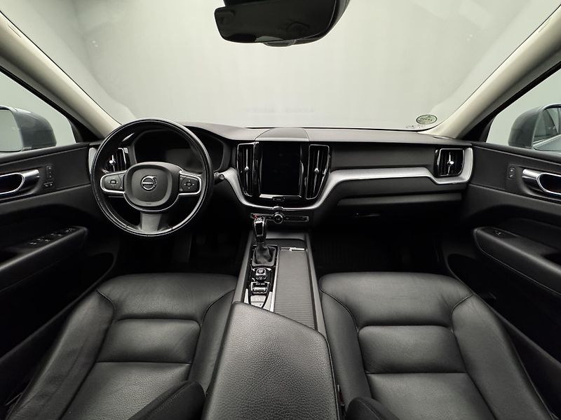 Volvo XC60 D4 AWD MOMENTUM PRO  - fotka 2 z 42
