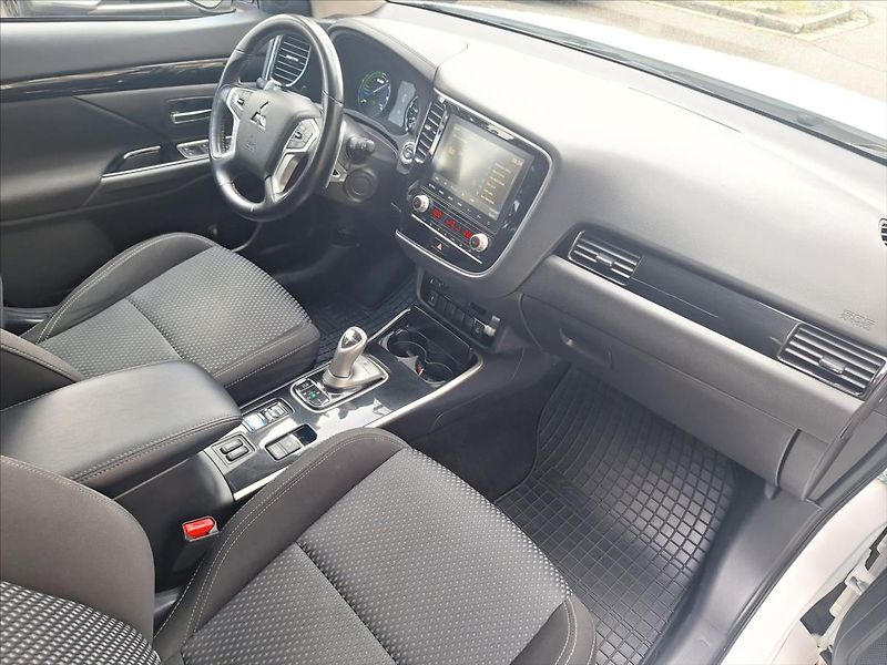 Mitsubishi Outlander 2,4 PHEV  Inform 4WD DPH - fotka 8 z 16