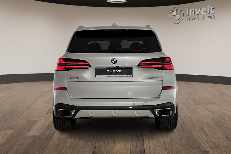 BMW X5 xDrive30d - fotka 4 z 28