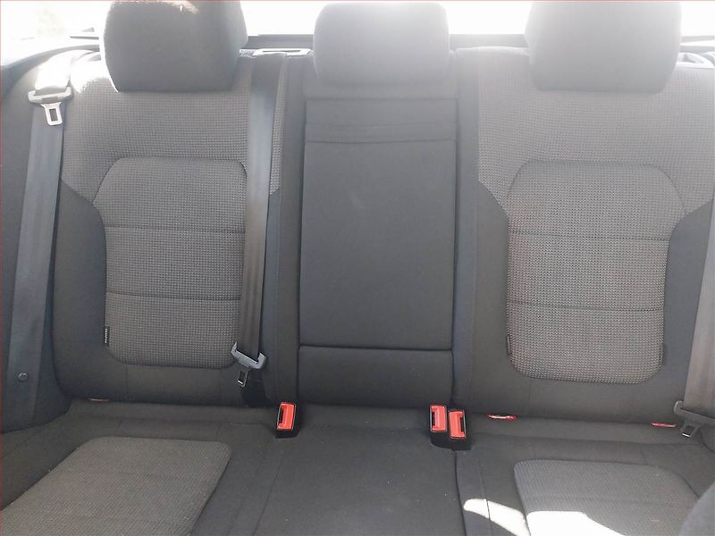 Volkswagen Passat (2015) 2.0 TDI, Navi, Xenony - fotka 10 z 17