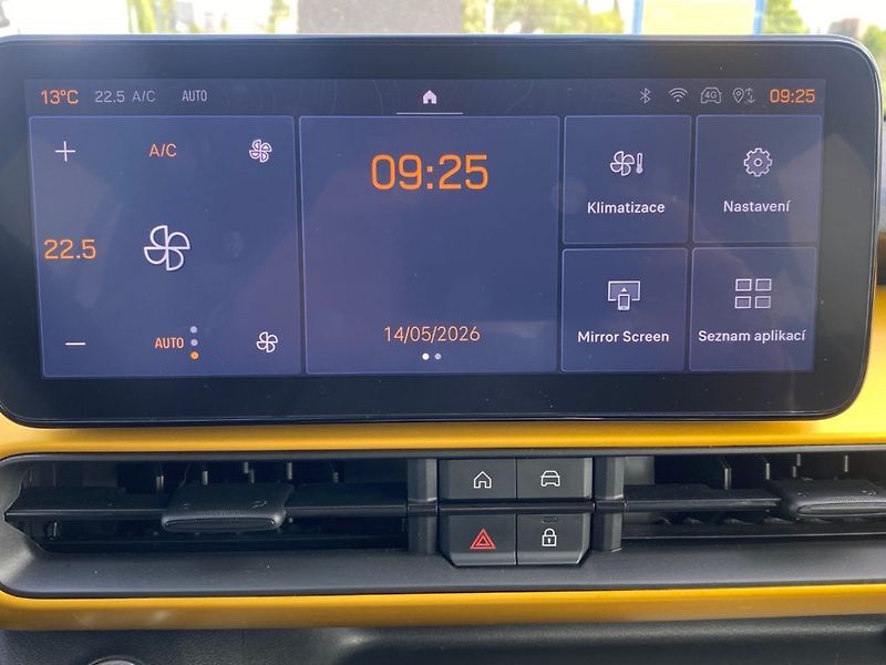 Jeep Avenger (2024) 1,2 Turbo e-Hybrid100k(Summit) - fotka 16 z 36