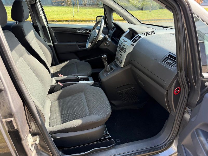 Opel Zafira 1,6 16V 7- místný + pneu  - fotka 19 z 24