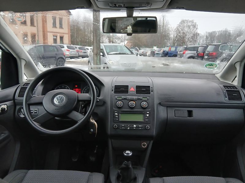 Volkswagen Touran 1.6 FSI, ALU - fotka 23 z 27