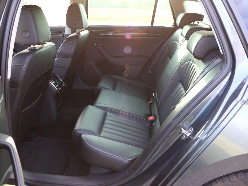 Škoda Superb 2,0 TDI DSG L&K CZ DPH - fotka 9 z 22