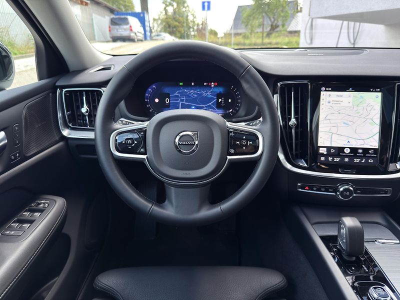 Volvo V60 B4 FWD // PLUS DARK + kola - fotka 22 z 54