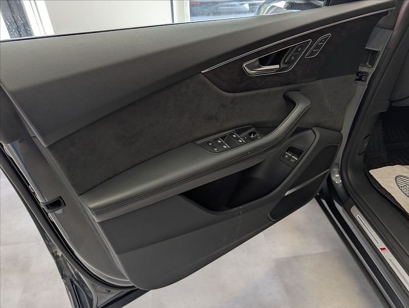 Audi Q8 E55 TFSI Quattro S-line - fotka 14 z 38