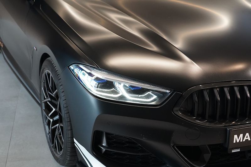 BMW Řada 8 M850i xDrive, Golden Thunder - fotka 5 z 50