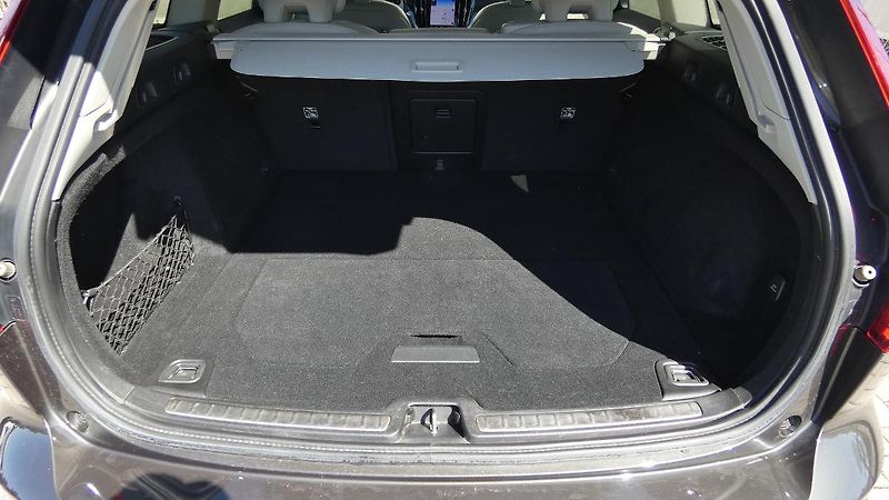 Volvo V60 B4 FWD Momentum Pro Auto - fotka 19 z 24
