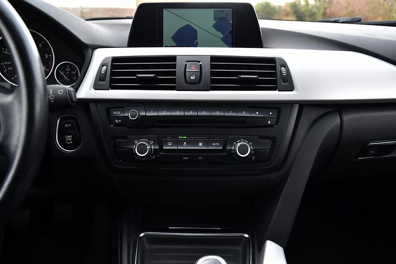 BMW Řada 3 318d (2.0) 6st, NAVI, ALU, PDC - fotka 19 z 51