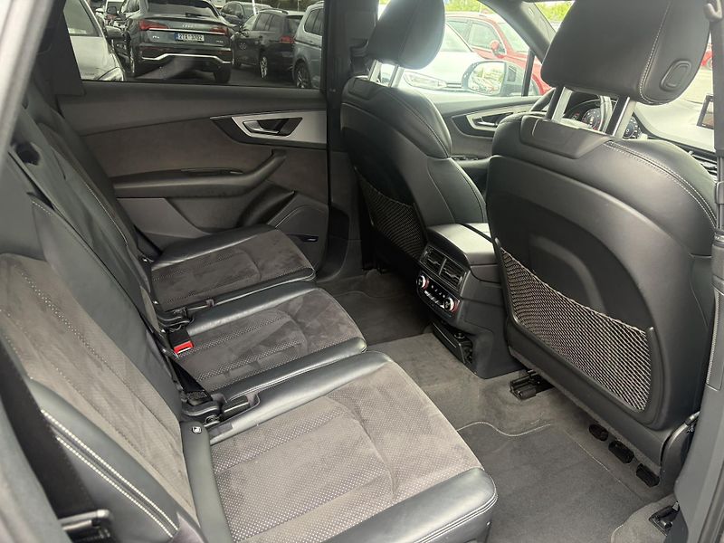 Audi Q7 3.0TDi S-Line Quattro 7míst - fotka 14 z 23