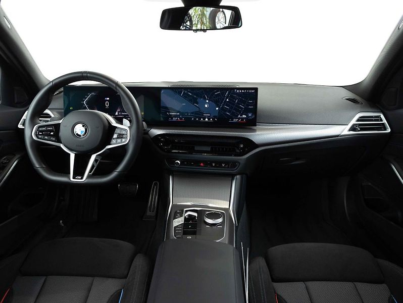BMW Řada 3 330i xDrive Touring - fotka 12 z 20
