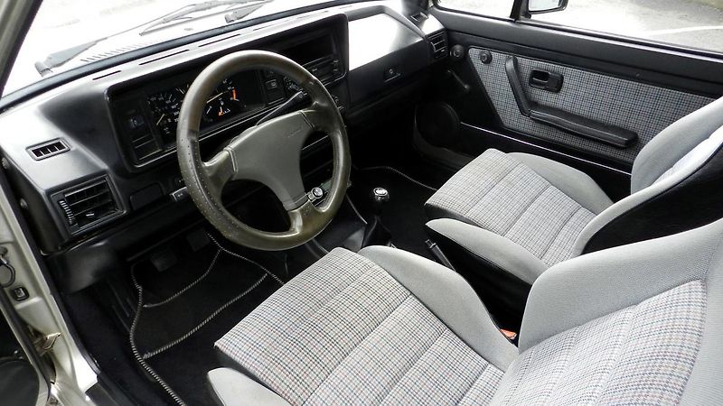Volkswagen Golf MK1 cabrio 1.8i 70 kW KARMANN - fotka 9 z 24