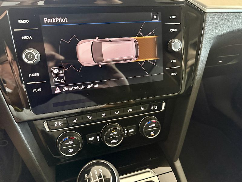 Volkswagen Passat 2.0TDI 110kW - fotka 12 z 17