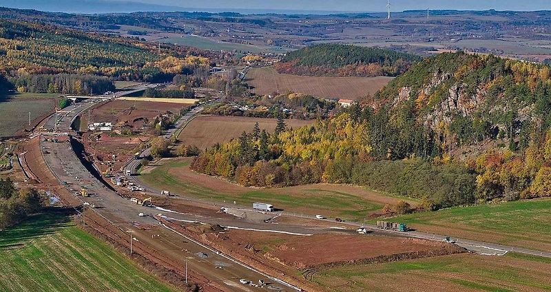 Stavba dálnice D6 u Lubence.