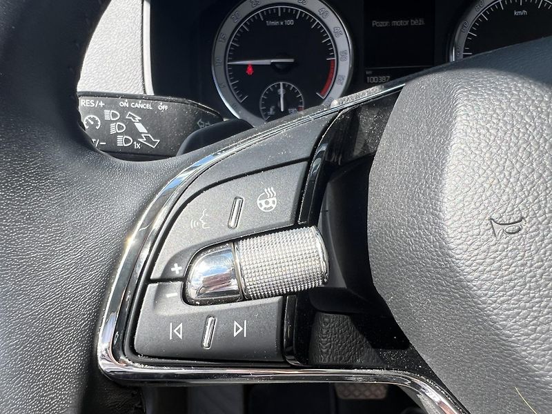 Škoda Karoq (2022) 2,0 TDi 110kW STYLE 4x4 DSG - fotka 13 z 39