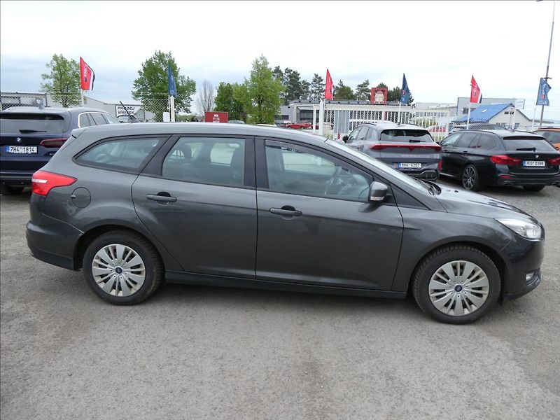 Ford Focus 1,5 Duratorq TDCI 95k kombi - fotka 2 z 38