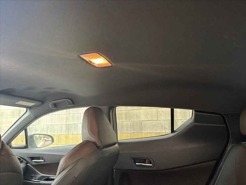 Toyota C-HR 1,8 i 72kw Hybrid e-CVT - fotka 19 z 29