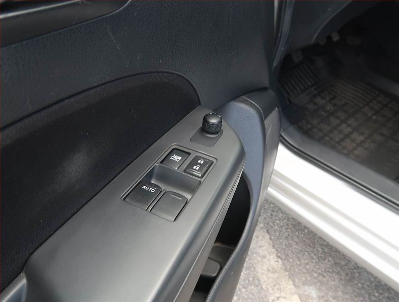 Suzuki Swift (2012) 1.2, Serv.kniha, Park. senzory - fotka 16 z 17