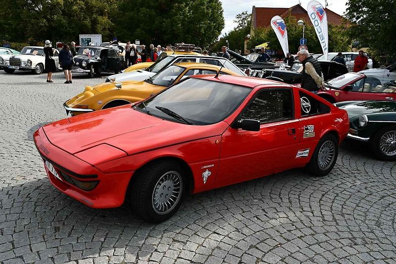 Na tradiční Lidický okruh dorazily desítky historických automobilů a motocyklů, které obdivovali návštěvníci z Kladna i širokého okolí.