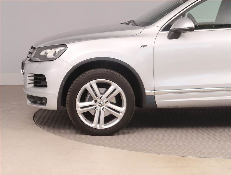 Volkswagen Touareg (2013) 3.0 TDI, 4X4, Automat, Navi - fotka 15 z 18