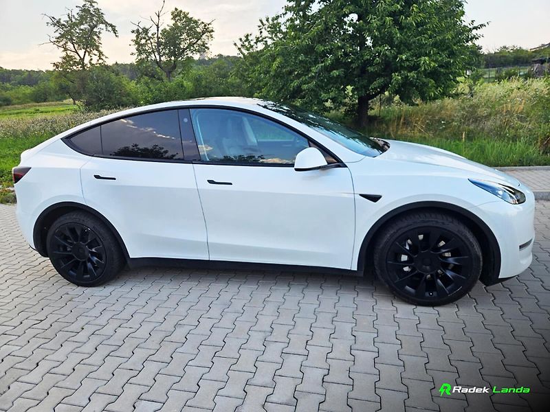 Tesla Model Y (2022) Dual Motor 4×4 (378 kW) - fotka 5 z 13