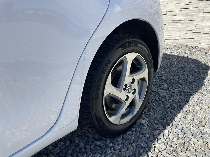 Toyota Yaris 1.5i 16v HYBRID 142TKM TOP 1A! - fotka 28 z 169