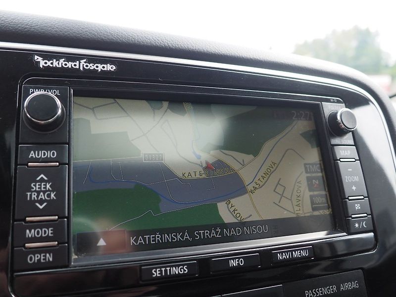 Mitsubishi Outlander (2014) 2.2 D-ID AT Instyle, AWD, 7m - fotka 33 z 41