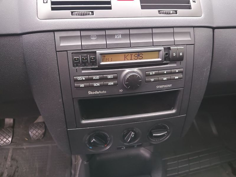 Škoda Fabia 1.4 16V Cool - fotka 13 z 17