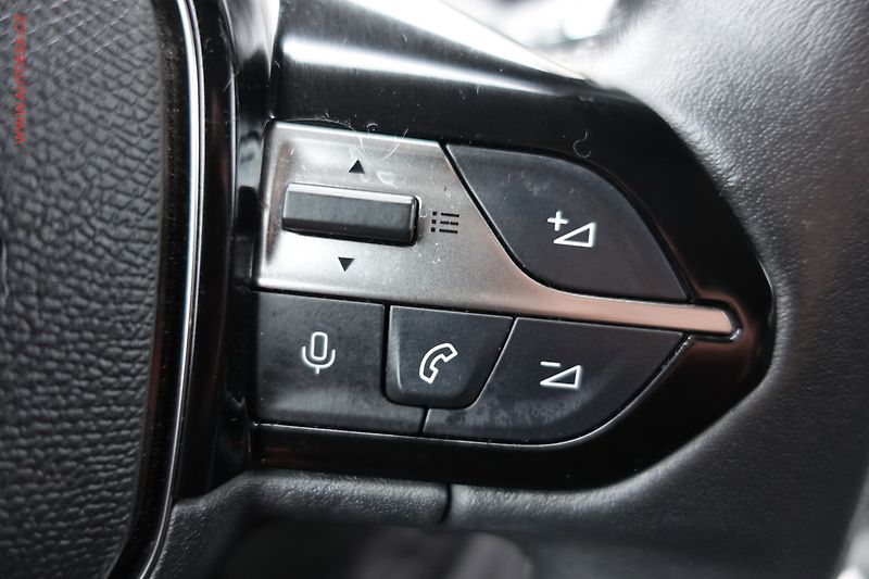 Peugeot 308 (2022) 1.2PT, ČR, Allure, LED - fotka 16 z 21