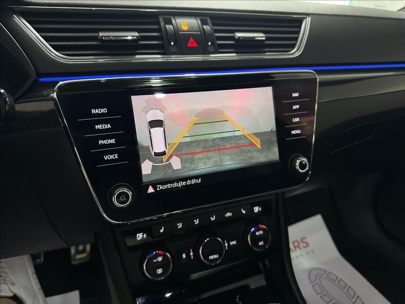 Škoda Superb 2,0   TDI 4x4 DSG SPORTLINE - fotka 17 z 39