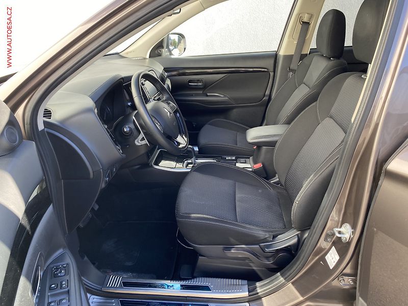 Mitsubishi Outlander (2019) 2.0MiVEC, AT, +ALU, navi, TZ - fotka 9 z 17