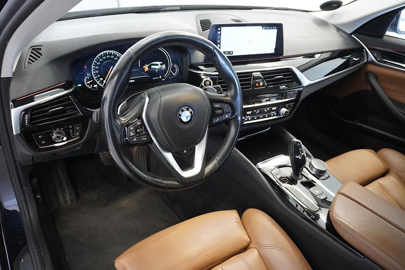 BMW Řada 5 3,0 XDRIVE AUT. - fotka 13 z 32