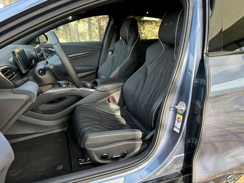 BYD Seal Excellence 82,5 kWh AWD - fotka 14 z 37
