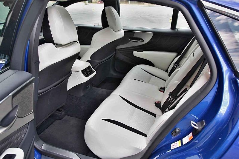 Lexus LS 500.