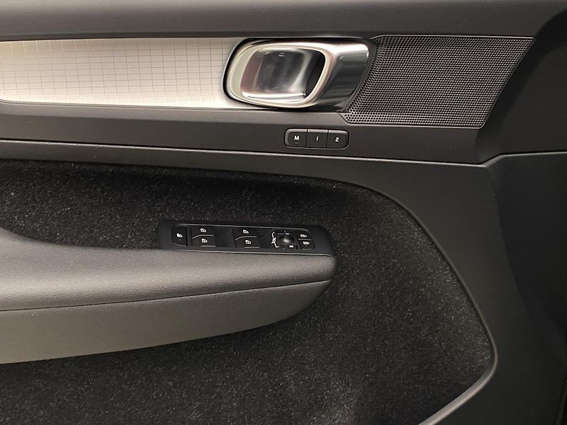Volvo XC40 T5 AWD MOMENTUM AUT - fotka 23 z 45