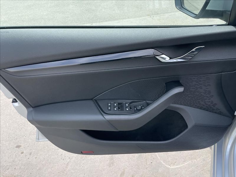Škoda Octavia 2,0 TDI Combi Ambition Plus - fotka 14 z 21