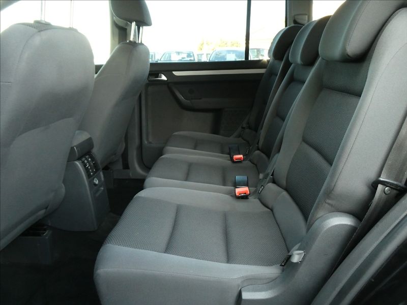 Volkswagen Touran 1,6 TDi 77kW 7.MÍST,navigace - fotka 18 z 43
