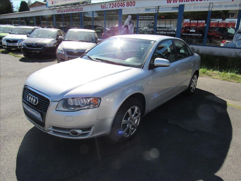 Audi A4 1,6 i 75kW Sedan - fotka 1 z 29