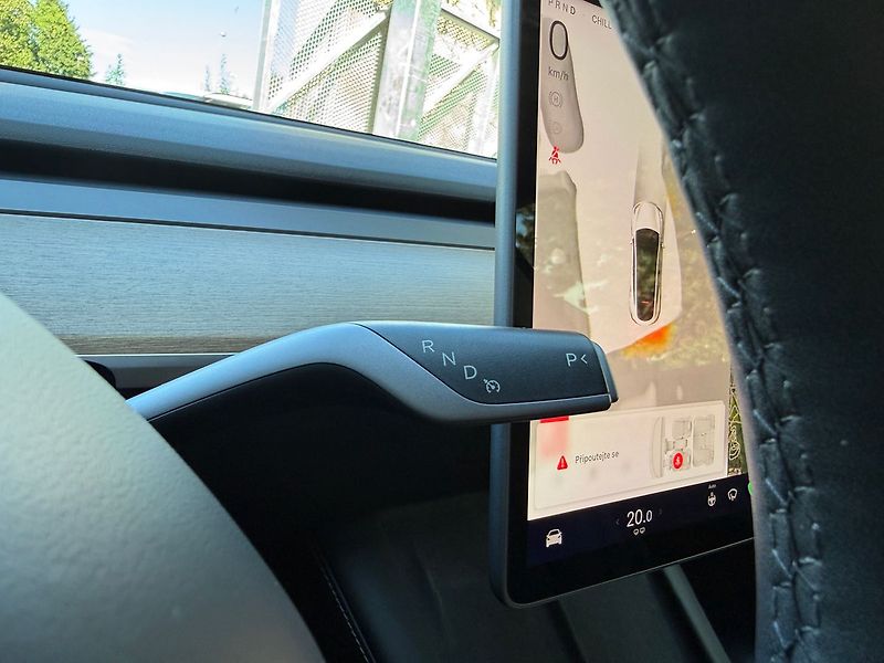 Tesla Model Y Long Range AWD - fotka 32 z 39